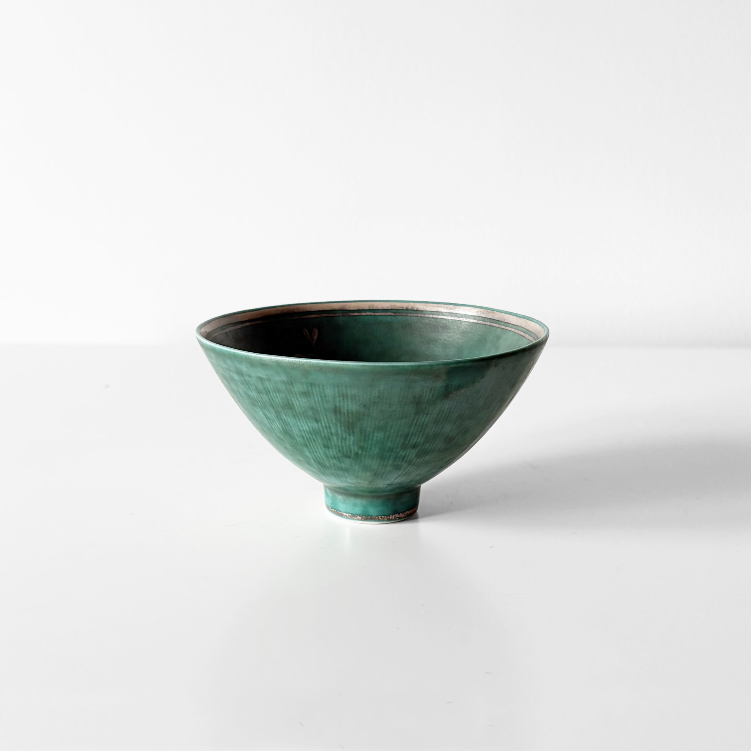 Cuenco en gres con esmalte de cobre verde y plata aplicada por Wilhelm Kåge, Suecia, años 30